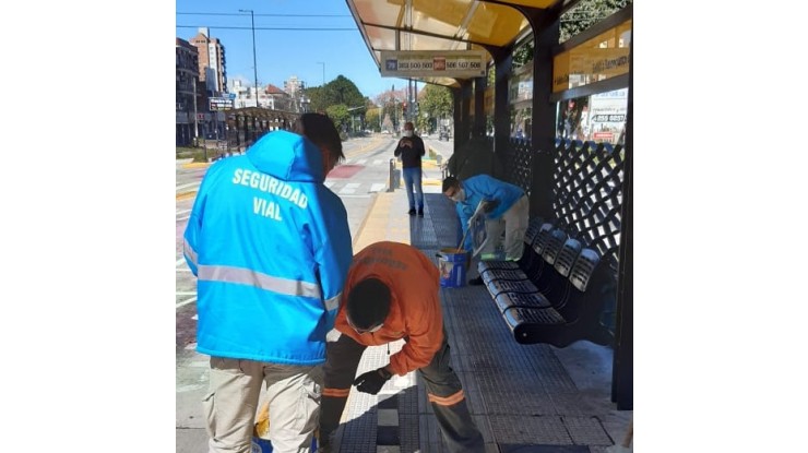 Marcan distancias entre personas en puntos de acceso al transporte público